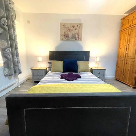 Deluxe 1-Bedroom Serviced Apartment Sleeps 4 For Short Or Long Stay Gillingham  Εξωτερικό φωτογραφία