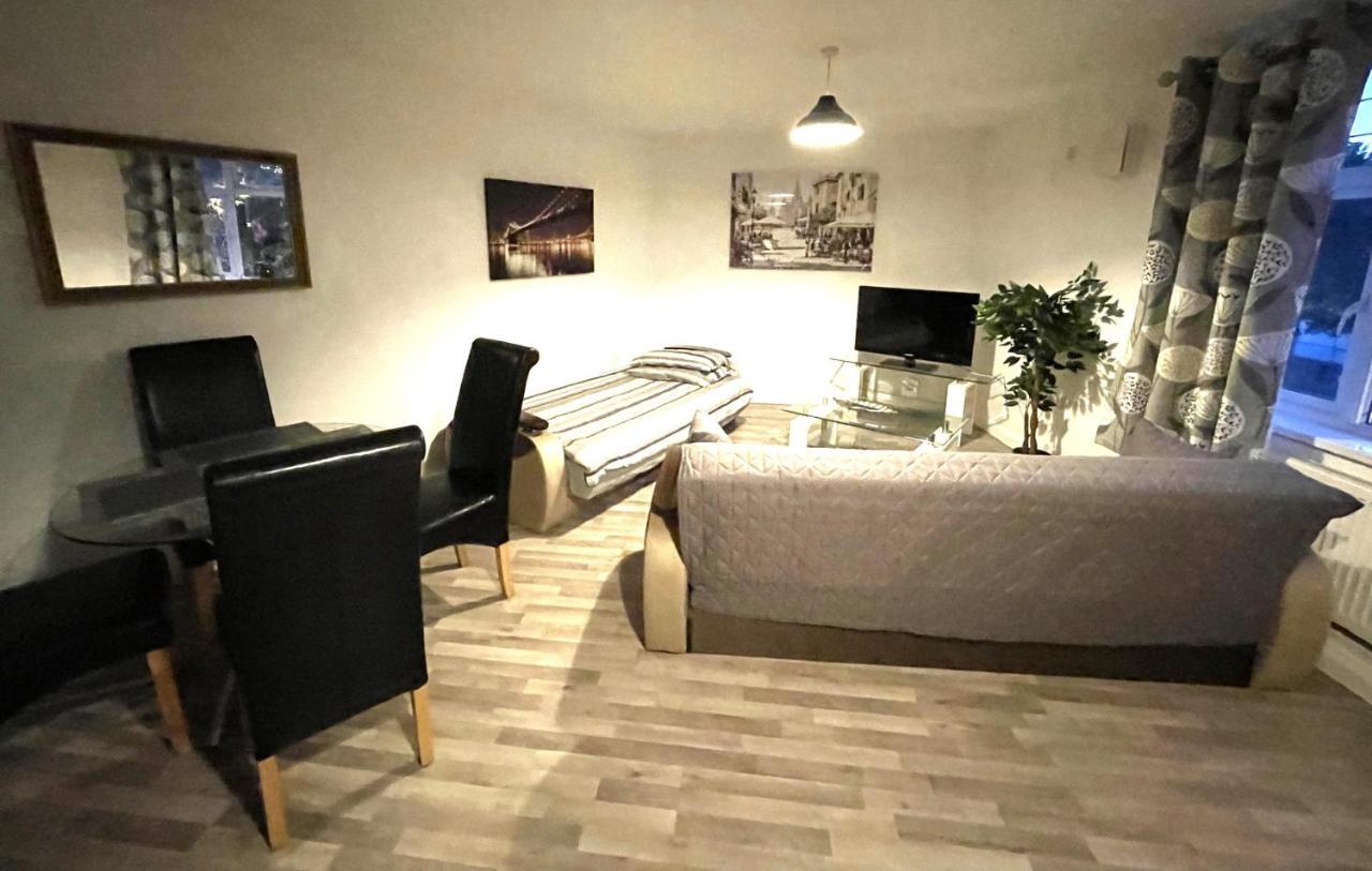 Deluxe 1-Bedroom Serviced Apartment Sleeps 4 For Short Or Long Stay Gillingham  Εξωτερικό φωτογραφία
