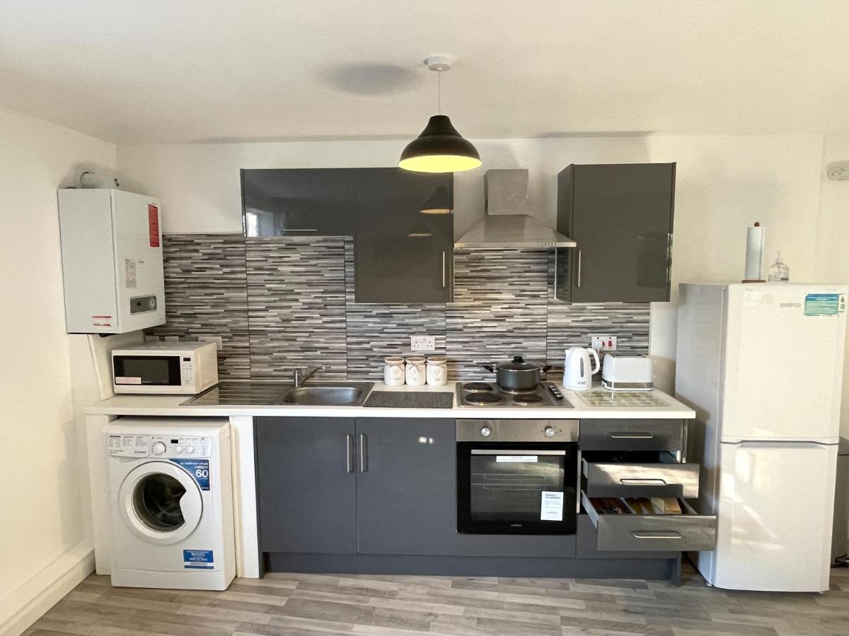 Deluxe 1-Bedroom Serviced Apartment Sleeps 4 For Short Or Long Stay Gillingham  Εξωτερικό φωτογραφία