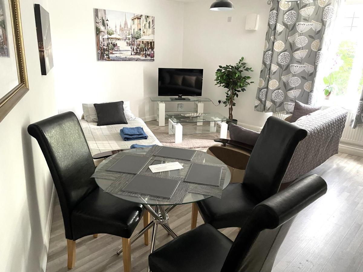 Deluxe 1-Bedroom Serviced Apartment Sleeps 4 For Short Or Long Stay Gillingham  Εξωτερικό φωτογραφία