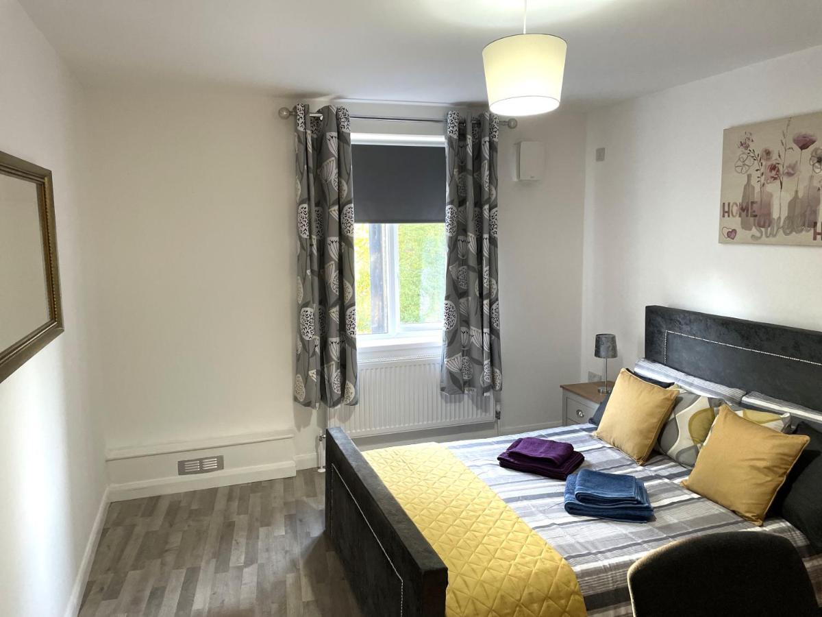 Deluxe 1-Bedroom Serviced Apartment Sleeps 4 For Short Or Long Stay Gillingham  Εξωτερικό φωτογραφία