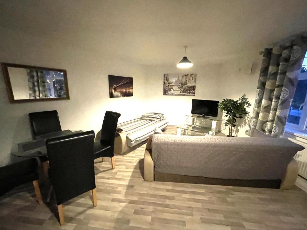Deluxe 1-Bedroom Serviced Apartment Sleeps 4 For Short Or Long Stay Gillingham  Εξωτερικό φωτογραφία