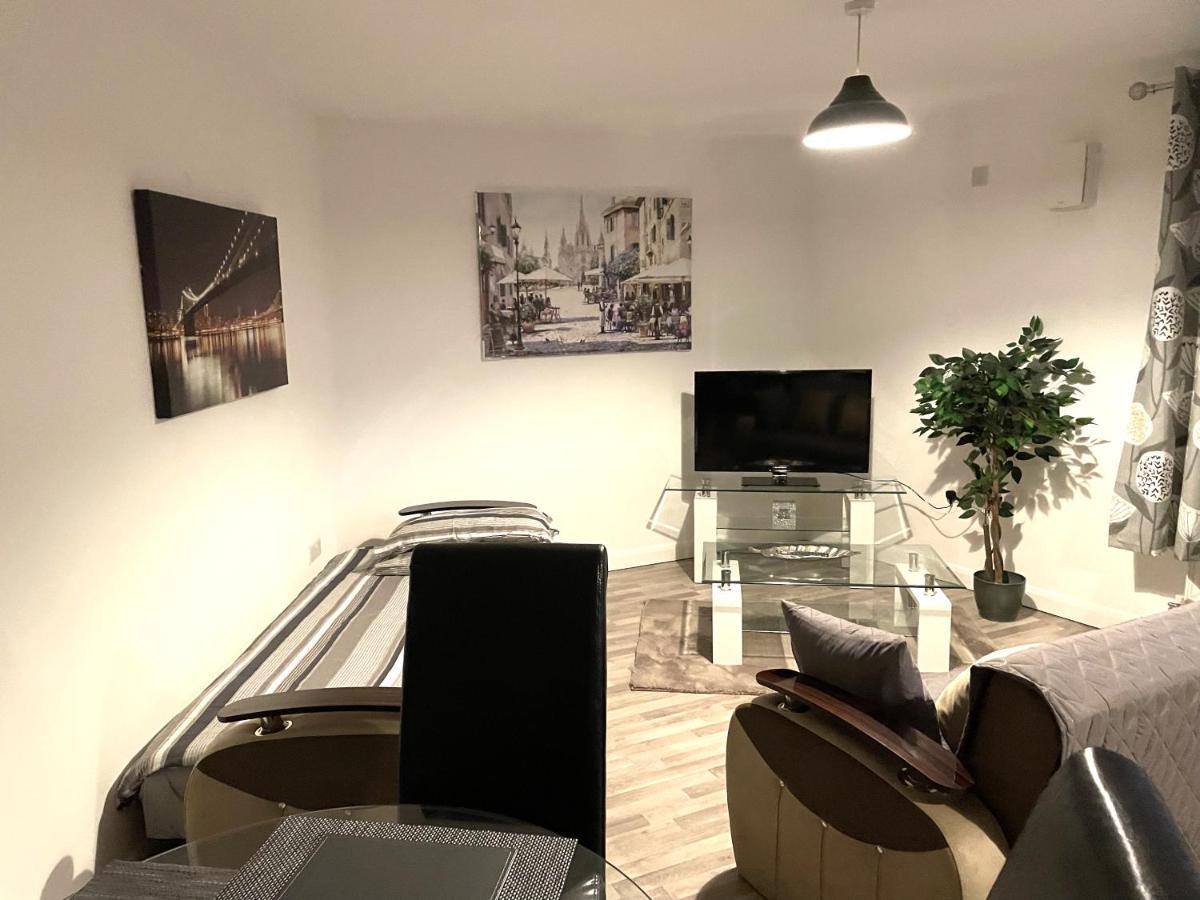 Deluxe 1-Bedroom Serviced Apartment Sleeps 4 For Short Or Long Stay Gillingham  Εξωτερικό φωτογραφία
