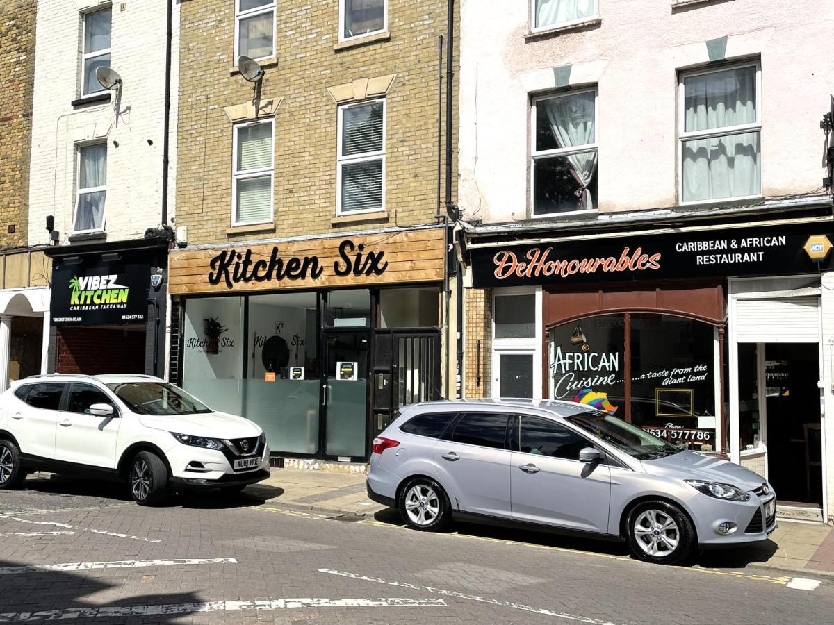 Deluxe 1-Bedroom Serviced Apartment Sleeps 4 For Short Or Long Stay Gillingham  Εξωτερικό φωτογραφία