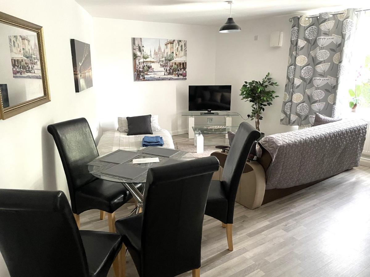 Deluxe 1-Bedroom Serviced Apartment Sleeps 4 For Short Or Long Stay Gillingham  Εξωτερικό φωτογραφία