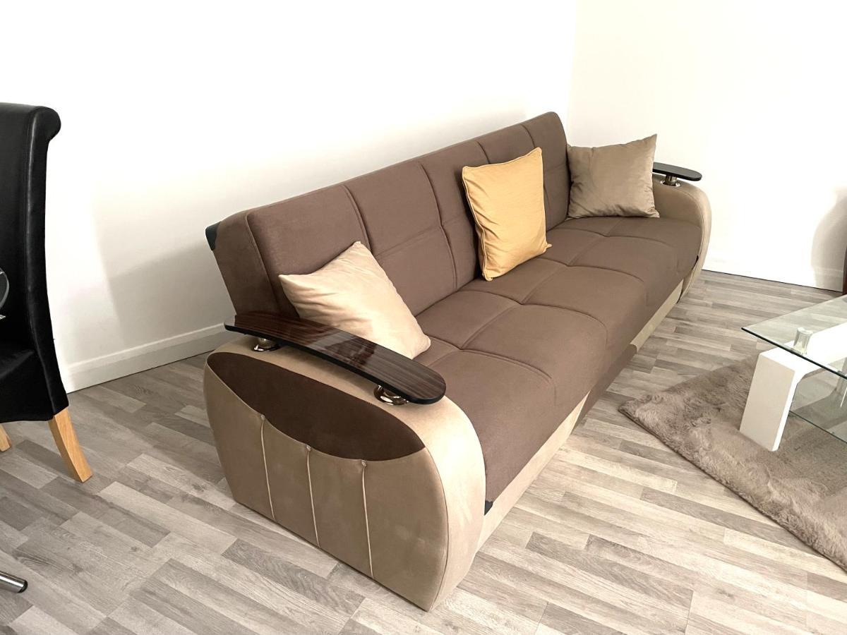 Deluxe 1-Bedroom Serviced Apartment Sleeps 4 For Short Or Long Stay Gillingham  Εξωτερικό φωτογραφία