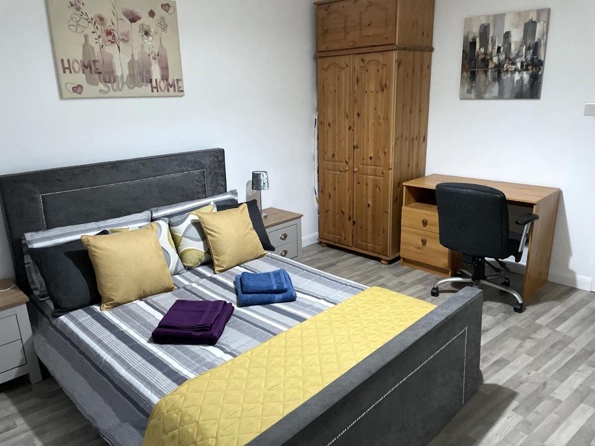 Deluxe 1-Bedroom Serviced Apartment Sleeps 4 For Short Or Long Stay Gillingham  Εξωτερικό φωτογραφία