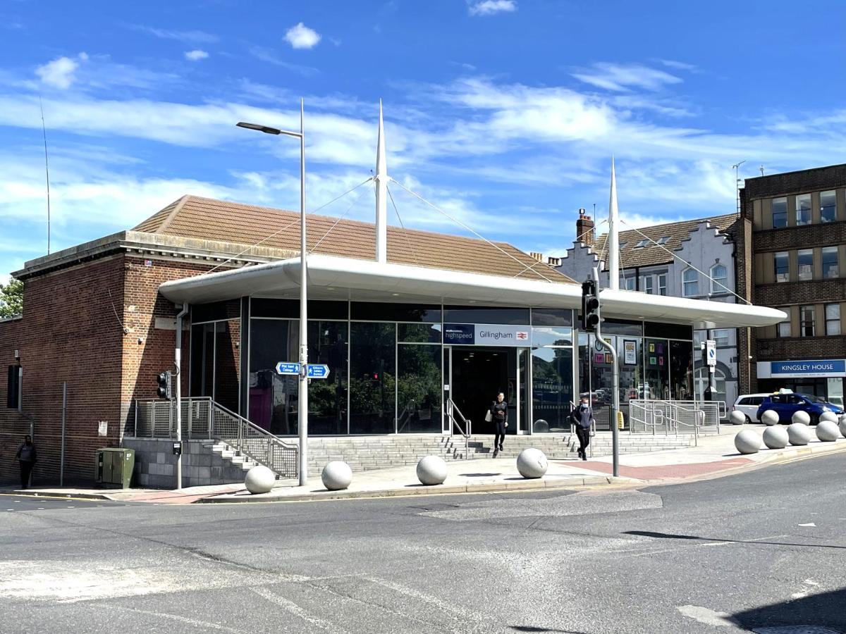Deluxe 1-Bedroom Serviced Apartment Sleeps 4 For Short Or Long Stay Gillingham  Εξωτερικό φωτογραφία