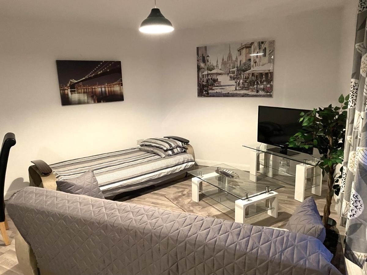 Deluxe 1-Bedroom Serviced Apartment Sleeps 4 For Short Or Long Stay Gillingham  Εξωτερικό φωτογραφία