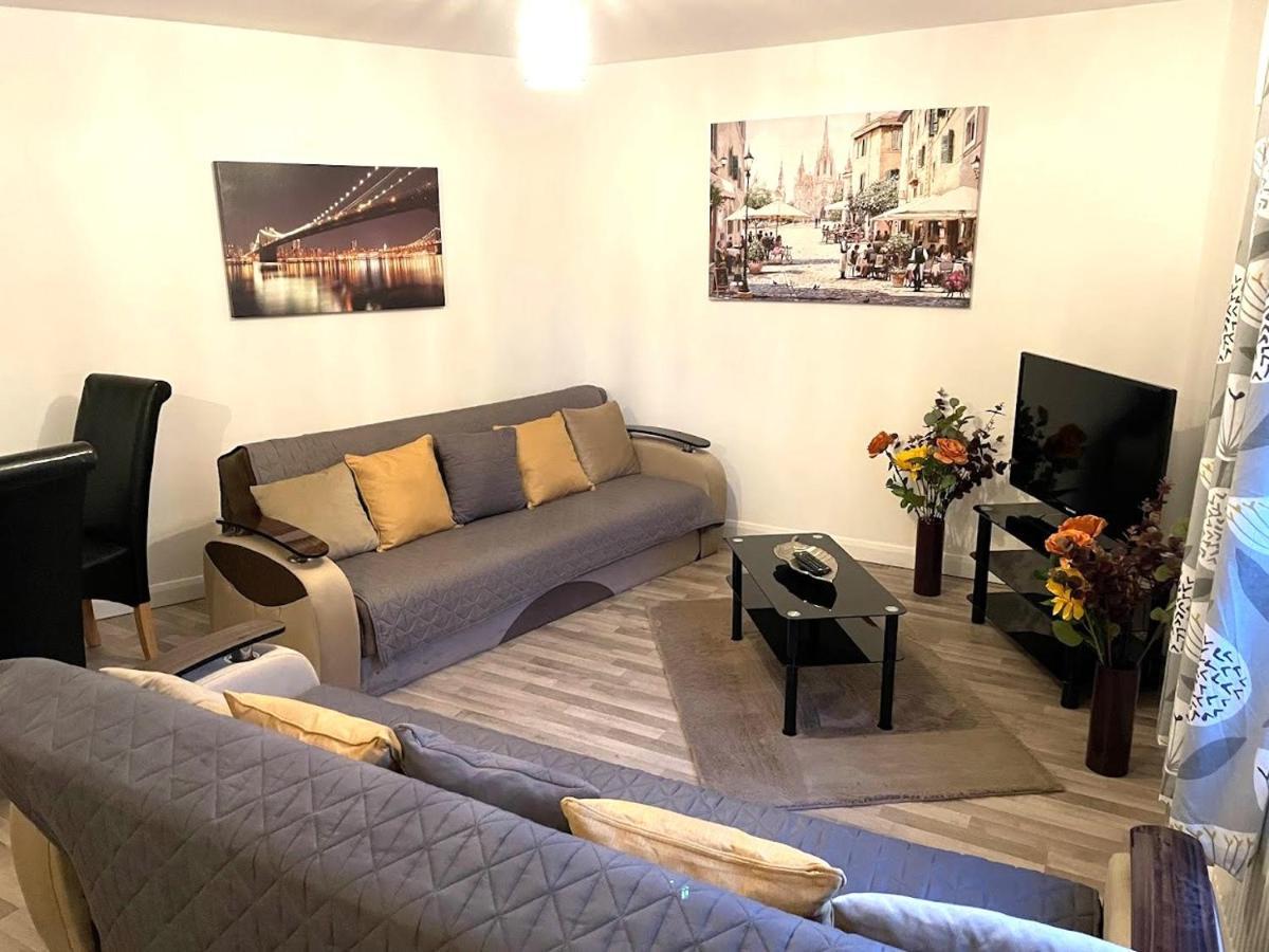 Deluxe 1-Bedroom Serviced Apartment Sleeps 4 For Short Or Long Stay Gillingham  Εξωτερικό φωτογραφία