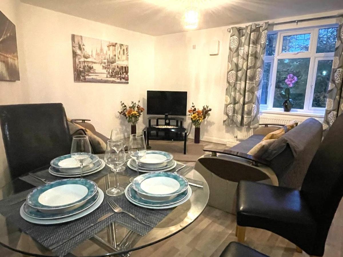 Deluxe 1-Bedroom Serviced Apartment Sleeps 4 For Short Or Long Stay Gillingham  Εξωτερικό φωτογραφία