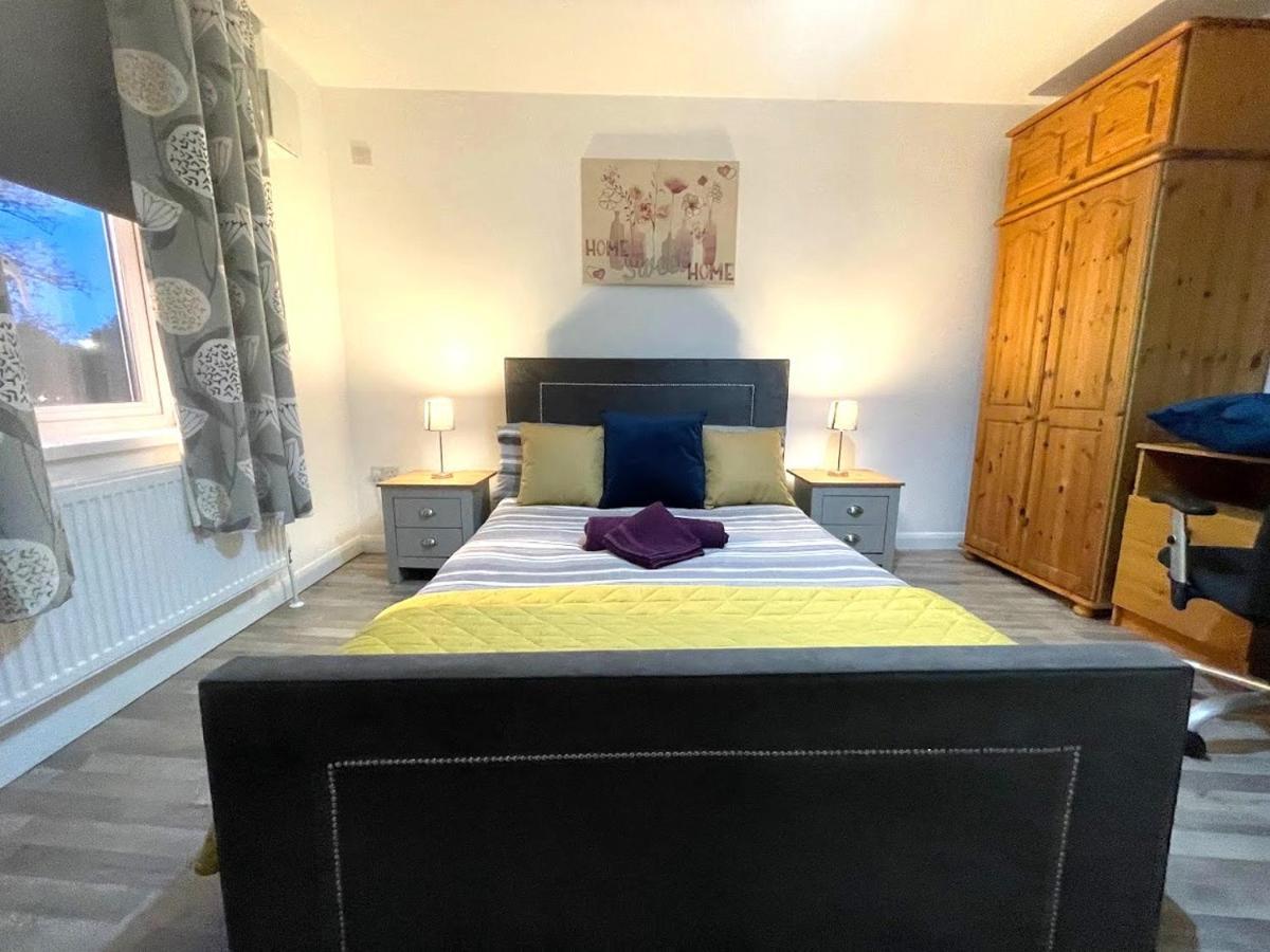 Deluxe 1-Bedroom Serviced Apartment Sleeps 4 For Short Or Long Stay Gillingham  Εξωτερικό φωτογραφία