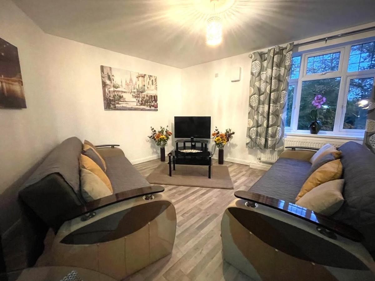 Deluxe 1-Bedroom Serviced Apartment Sleeps 4 For Short Or Long Stay Gillingham  Εξωτερικό φωτογραφία