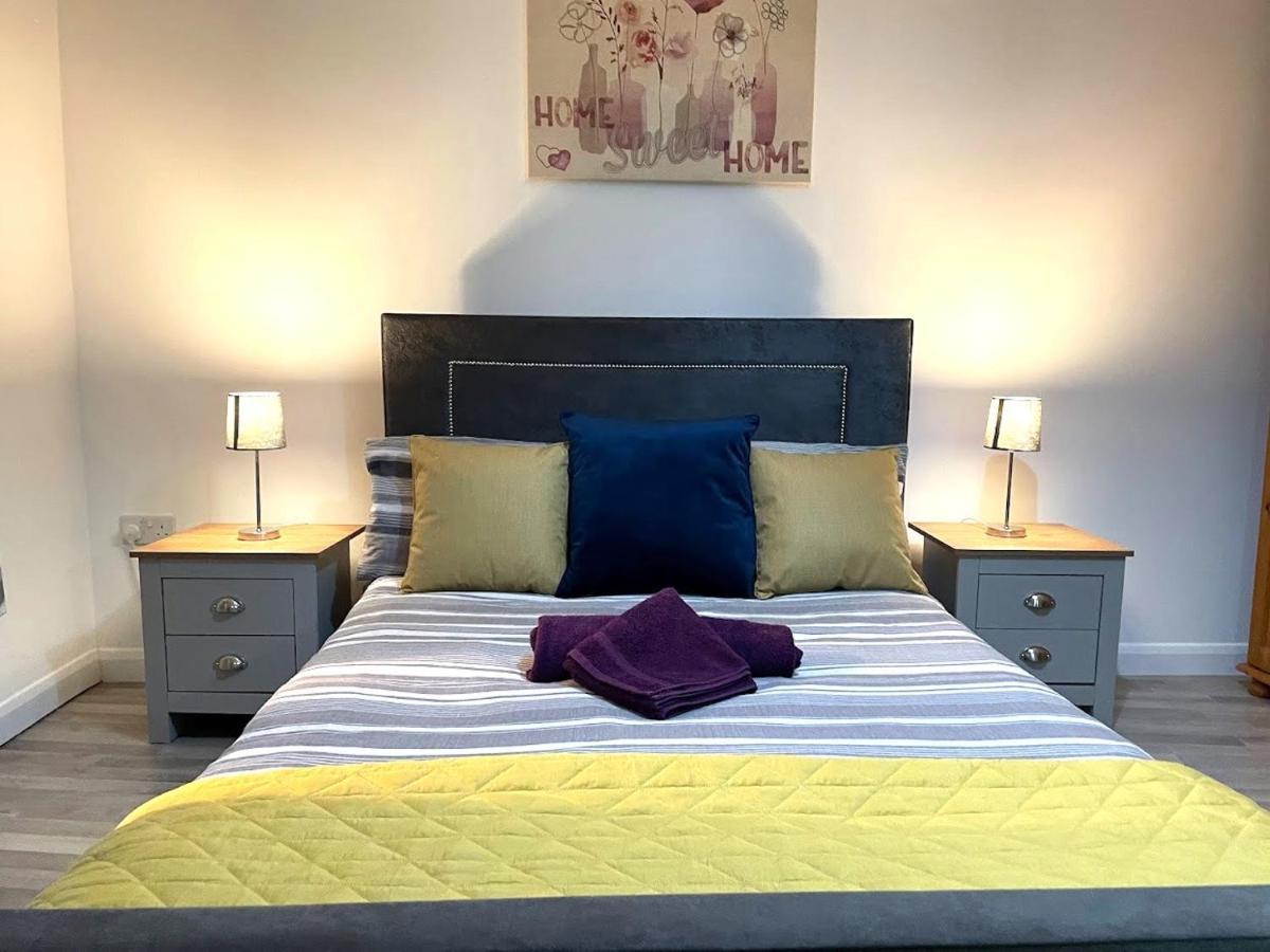 Deluxe 1-Bedroom Serviced Apartment Sleeps 4 For Short Or Long Stay Gillingham  Εξωτερικό φωτογραφία