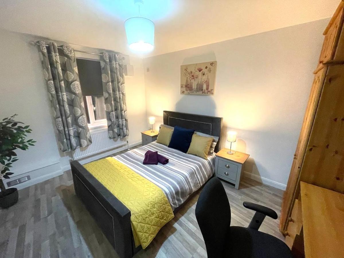 Deluxe 1-Bedroom Serviced Apartment Sleeps 4 For Short Or Long Stay Gillingham  Εξωτερικό φωτογραφία