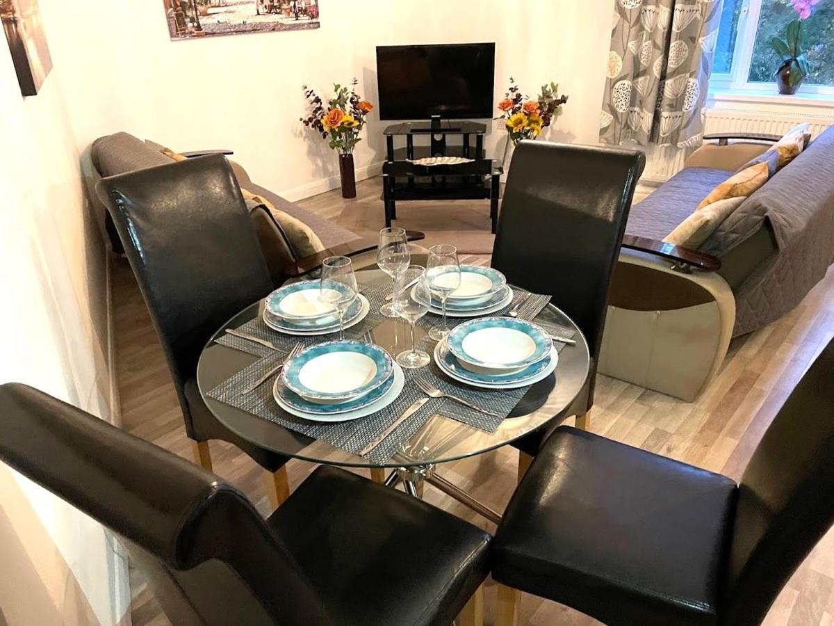 Deluxe 1-Bedroom Serviced Apartment Sleeps 4 For Short Or Long Stay Gillingham  Εξωτερικό φωτογραφία