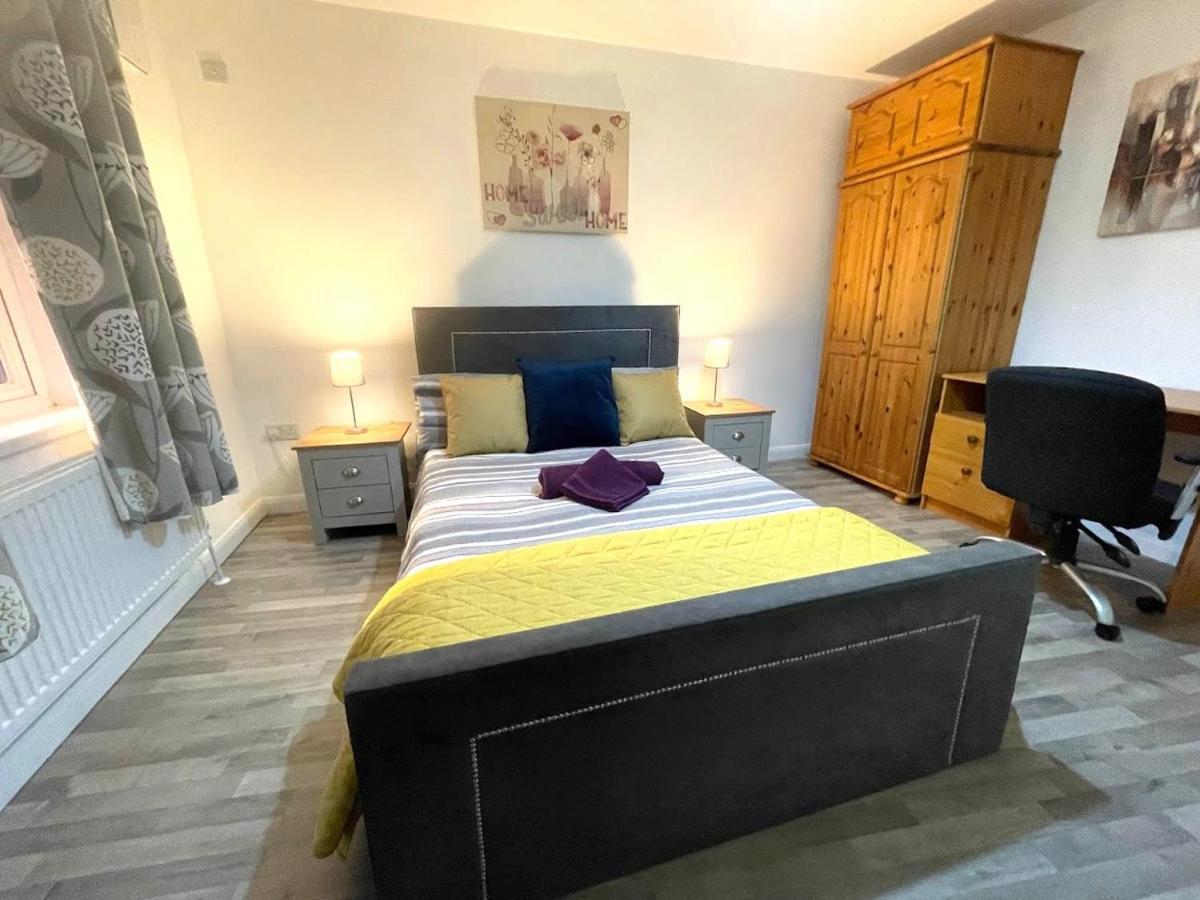 Deluxe 1-Bedroom Serviced Apartment Sleeps 4 For Short Or Long Stay Gillingham  Εξωτερικό φωτογραφία