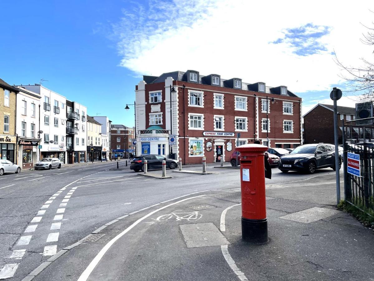 Deluxe 1-Bedroom Serviced Apartment Sleeps 4 For Short Or Long Stay Gillingham  Εξωτερικό φωτογραφία